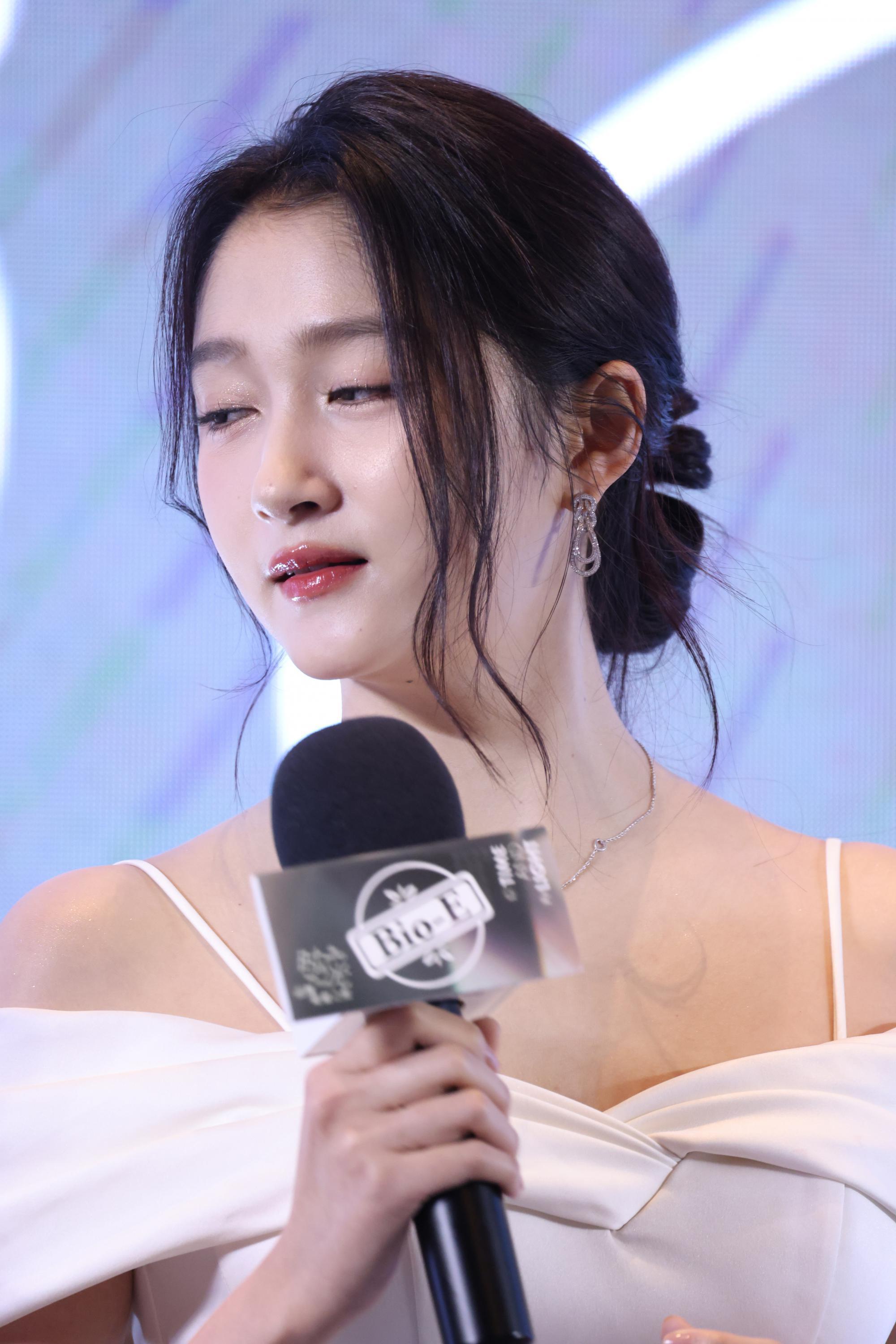 关晓彤拿话筒回答问题现场生图照[6]